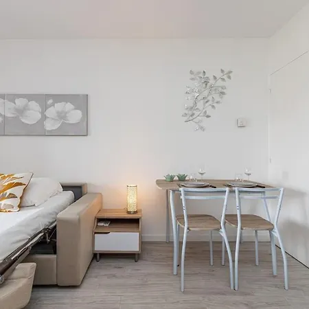 Beau Studio Avec Terrasse Ensoleillee - Proche
