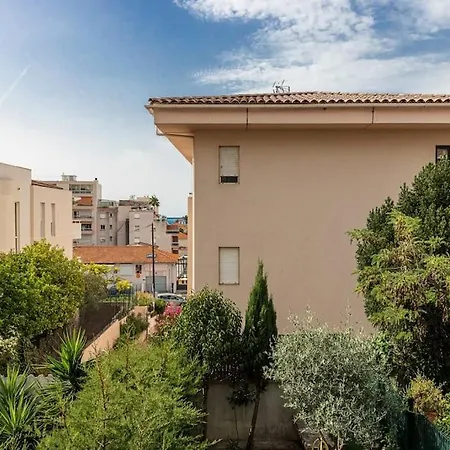 Beau Studio Avec Terrasse Ensoleillee - Proche