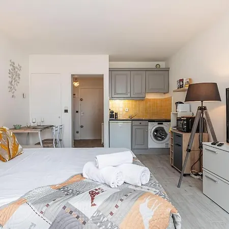 Beau Studio Avec Terrasse Ensoleillee - Proche *