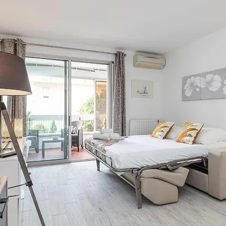 Beau Studio Avec Terrasse Ensoleillee - Proche *